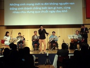 Vietnam youth holds charity concert in Japan - ảnh 1